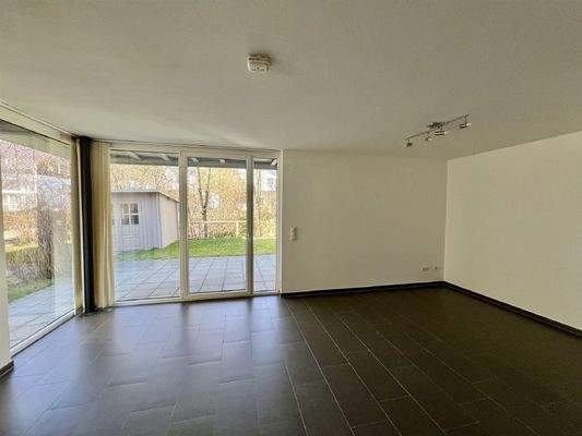 Bodentiefe Fenster im GG mit Zugang zur Terrasse