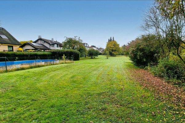 Blick über den weitläufigen Garten