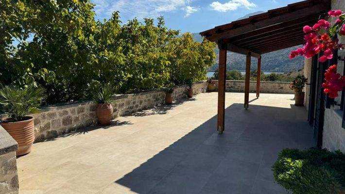 Kreta, Kournas: Malerisches Steinhaus mit bezauberndem See- und Meerblick zu verkaufen