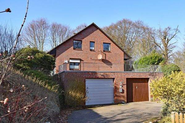 Garage (links) mit Hauszugang