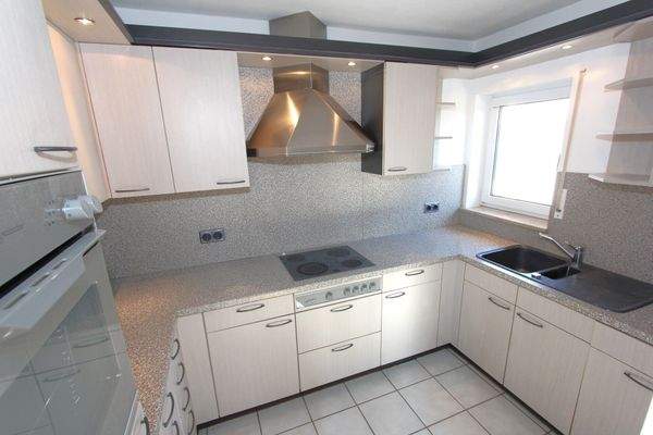 ... praktische Küche mit Fenster...