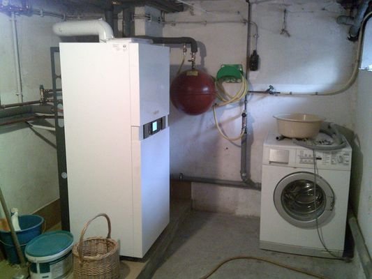 Waschküche mit Heizungsanlage