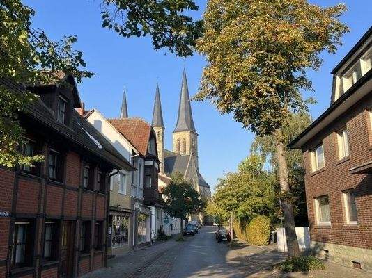 Impressionen aus Wadersloh: Gasse mit Kirchblick.j