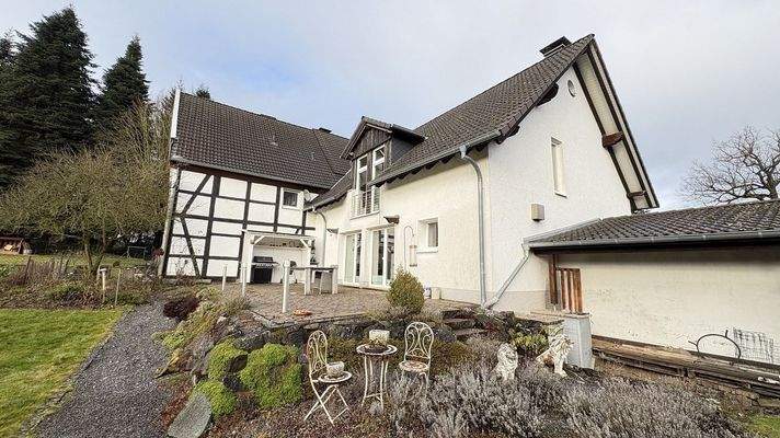 Hausansicht mit Terrasse