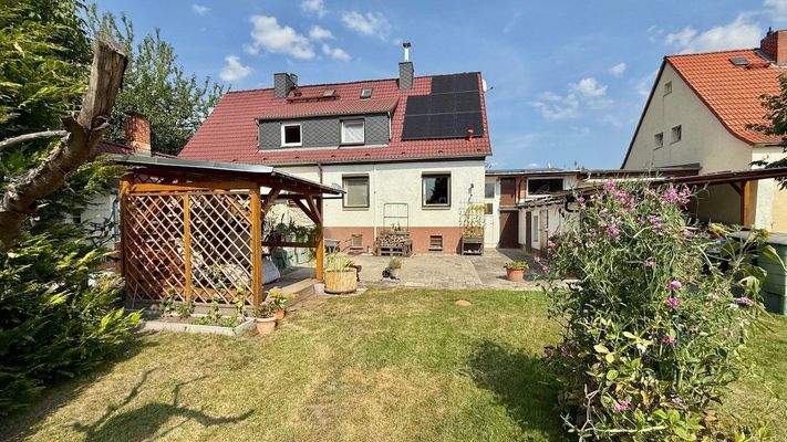 Terrasse, Sitzbereich und Übergang in den Garten