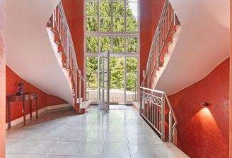 Majestätischer Eingang mit geschwungener Doppeltre