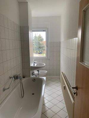 Helles Badezimmer mit Badewanne