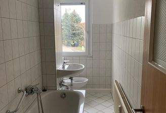 Helles Badezimmer mit Badewanne