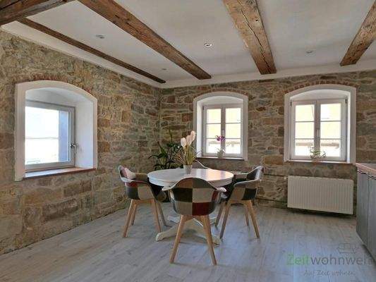 Esstisch vor der Küche