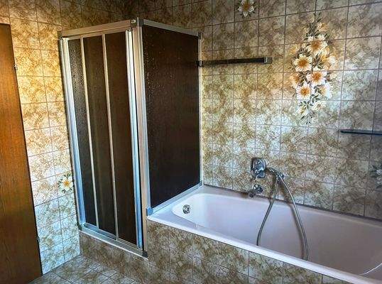 Badezimmer mit Wanne und Dusche