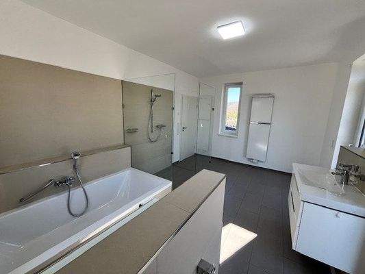 Badezimmer 3. OG Perspektive