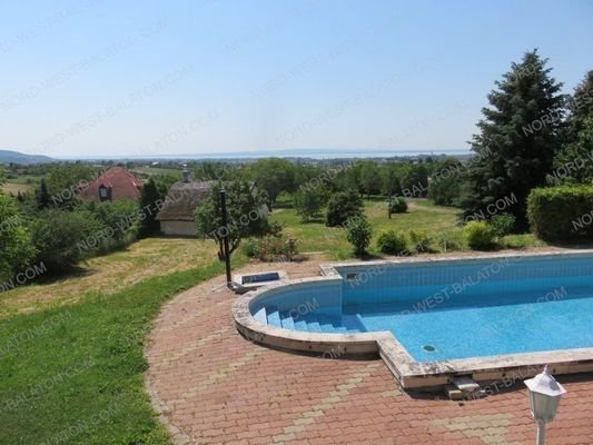 Ausblick auf Balaton und Kesztehly-Gebirge