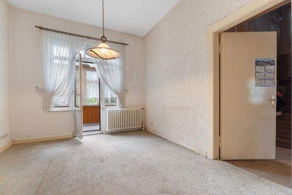 Wohnzimmer mit Zugang zum Wintergarten