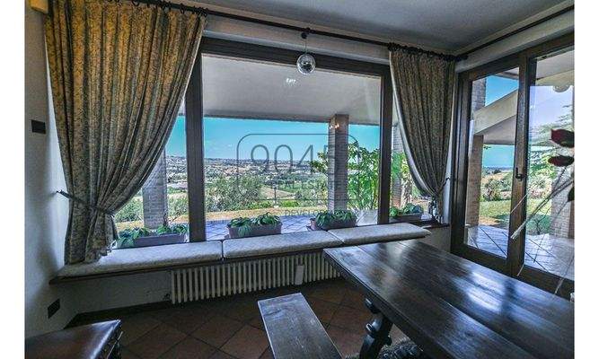 Elegante Villa mit Meerblick in der bezaubernden Hügellandschaft der Marken