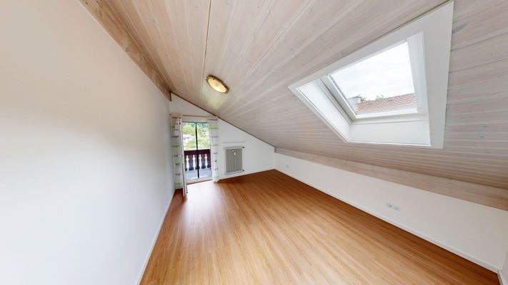 Hauptschlafzimmer mit Zugang zum Balkon 