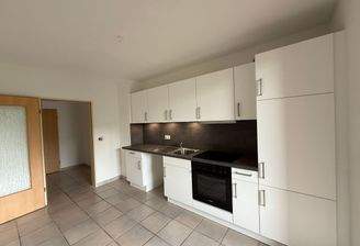 Moderne Küche mit Fliesenboden