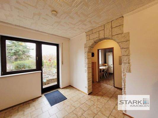 Wohnzimmer zur Terrasse und Küche.jpg