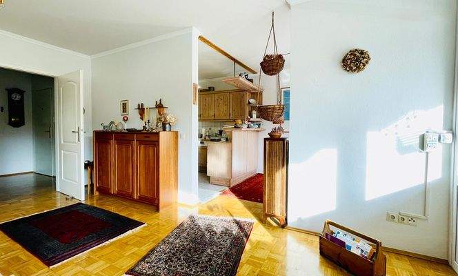 Wohnzimmer mit Blick in Richtung Küche und Diele