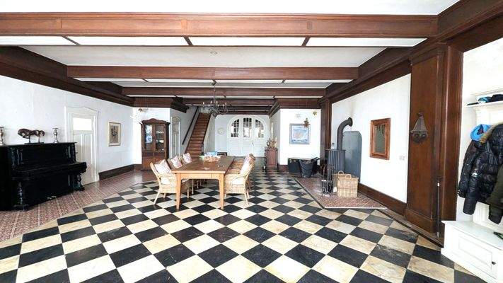 Marmorsaal mit Kaminofen