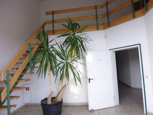 Treppe zum OG und Eingang zu den Büros Unten