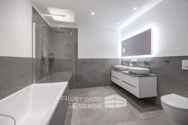 Bad mit Wanne und Dusche 