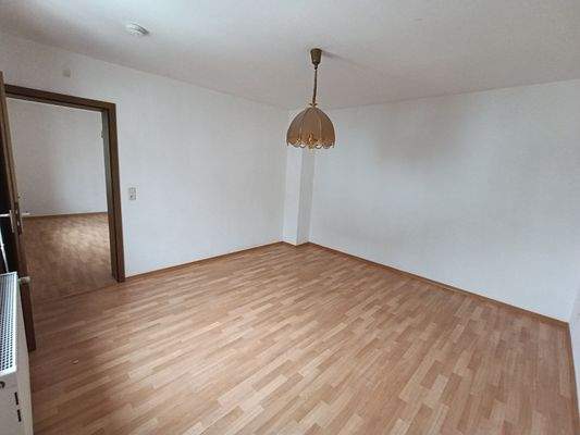 Schlafzimmer mit Blick Richtung Wohnzimmer