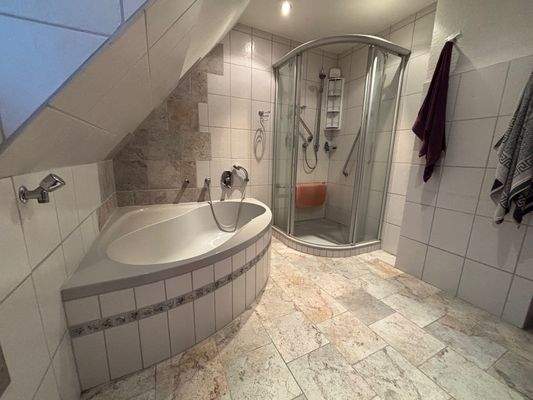 Teilansicht vom Badezimmer im Dachgeschoss