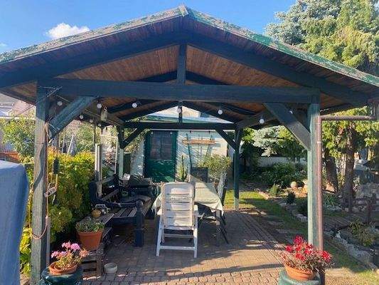 überdachte Gartenterrasse.jpeg