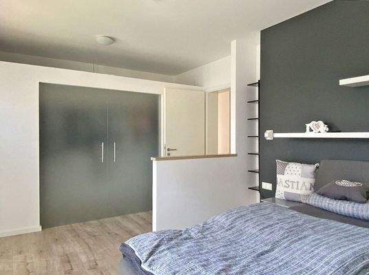 Elternschlafzimmer mit begehbarem Kleiderschrank