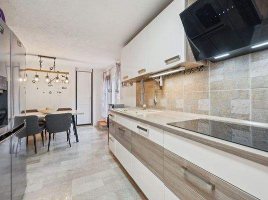 Küche mit Blick Essbereich EG