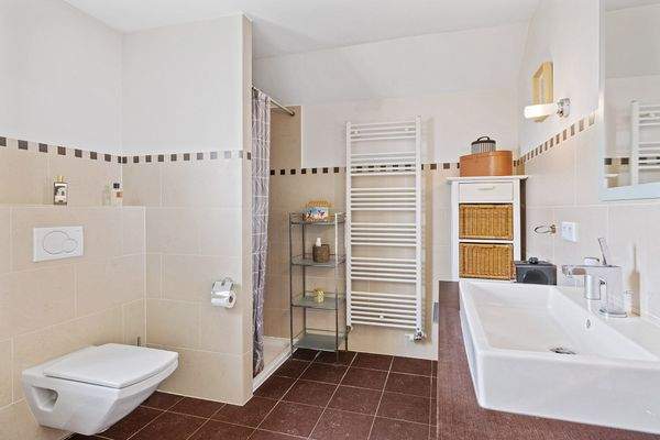 Bad OG mit Wanne und Dusche