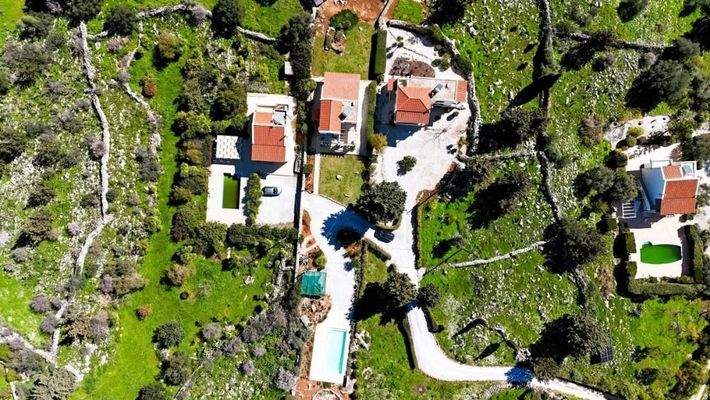 Villa mit Panoramablick auf Meer und weiße Berge auf einem 5.159 m² großen Privatgrundstück