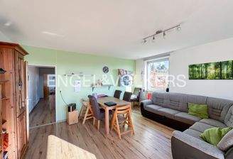 Strahlend heller Wohn- Essbereich