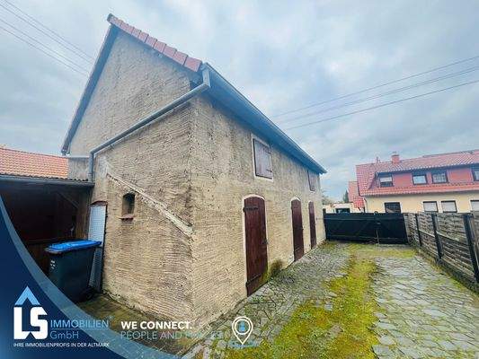 Auffahrt mit Nebengelass