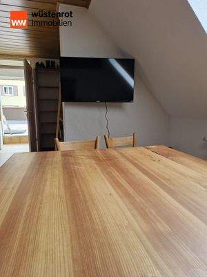 Zusammen Essen und das Programm genießen