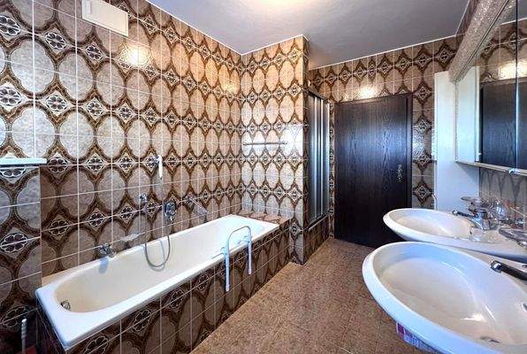 Bad mit Dusche und Wanne