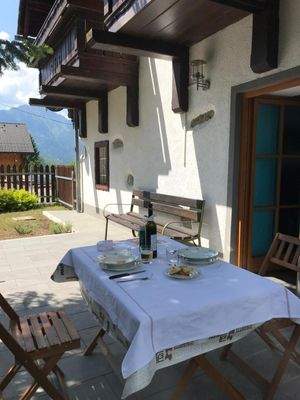 Ostseite Gartenbereich mit Tisch