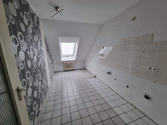 Leere Küche mit Dachfenster