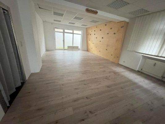 in Richtung Hinterausgang