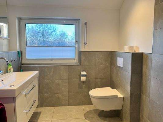 Das geschmackvolle moderne Bad mit ebenerdiger Dusche