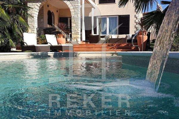 Sorgenfreie Harmonie im herrlichen Pool