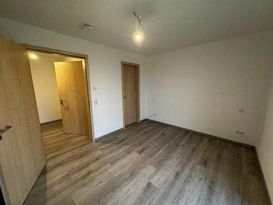 Schlafzimmer mit Zugang zum Badezimmer