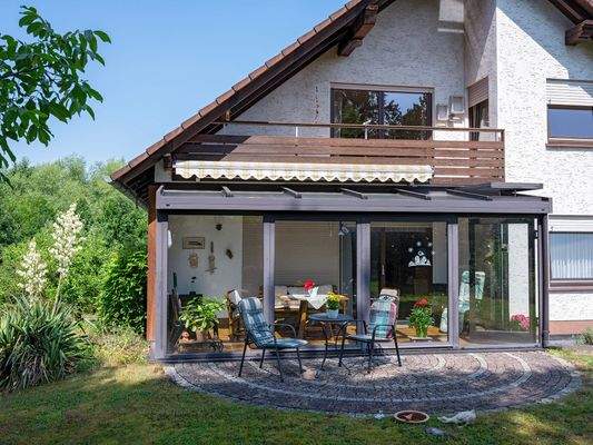 Blick auf Wintergarten und Balkon