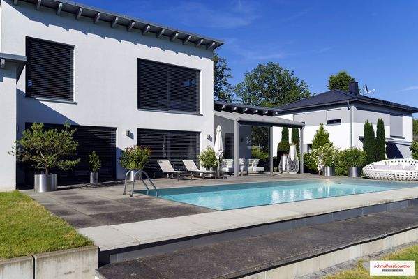 Rückansicht mit Pool und Terrasse