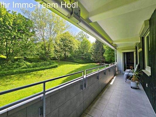 großer Balkon mit Markise