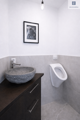 Waschtisch mit Pissoire