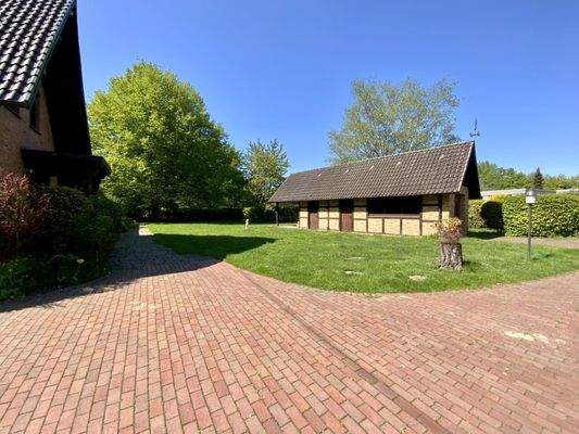 Garage mit überdachtem Freisitz