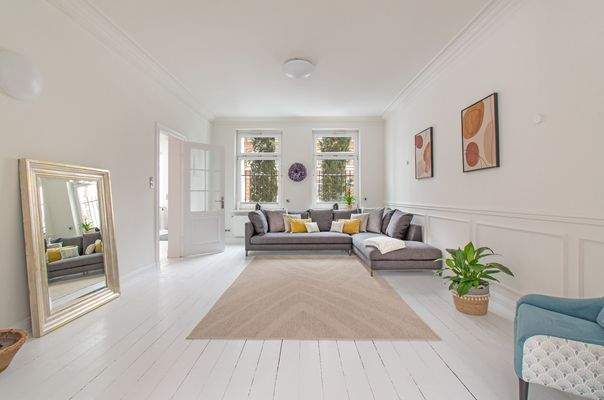 Lichtdurchfluteter Wohnbereich dank großer Fensterfronten