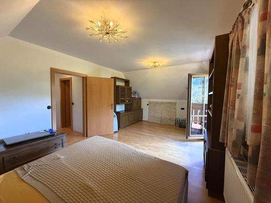 Schlafzimmer 3 von 3 mit Balkon im DG