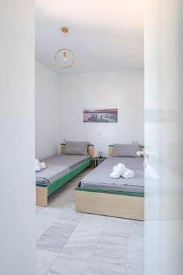 Ligaria: Villa mit drei Wohnungen und Pool zu verkaufen